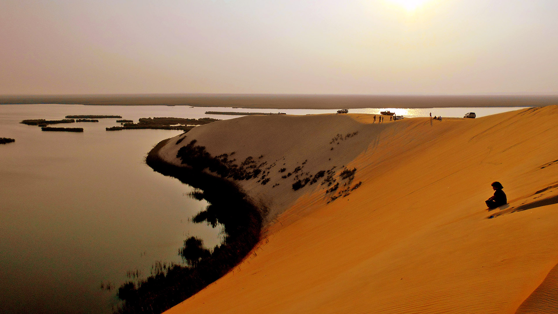 Реки саудовской аравии. The Yellow Lake Саудовская Аравия. Озеро в Саудовской Аравии. Саудовская Аравия пустыня. Озеро в пустыне.