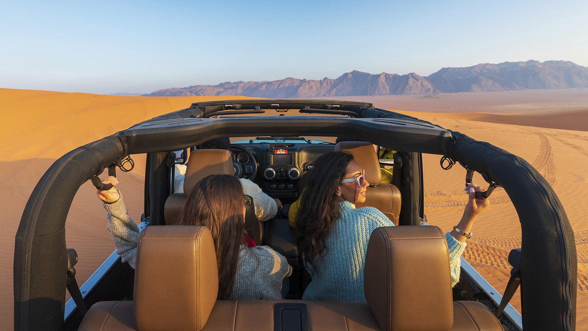 サウジの砂漠での冒険 砂丘での四輪バギー サンドボードなど 公式ウェブサイト Visit Saudi
